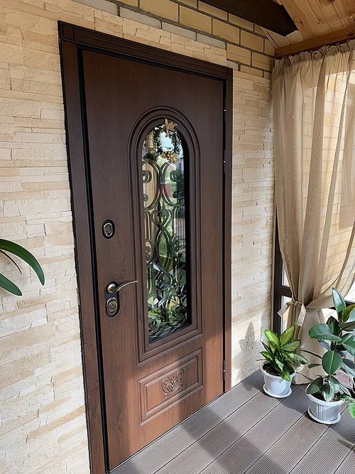 Дверь в частном доме Дверь в частном доме