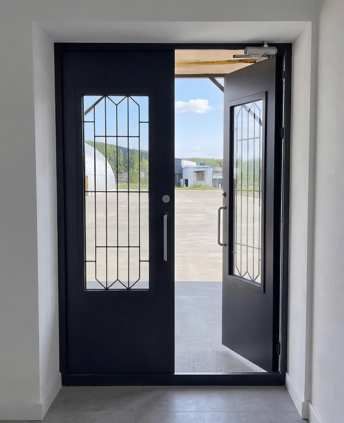 Двупольная остекленная дверь с решетками Двупольная остекленная дверь с решетками