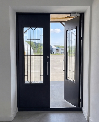 Двупольная остекленная дверь с решетками