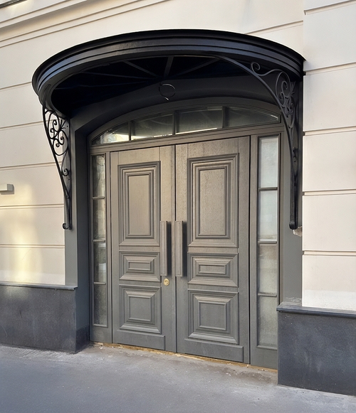 Двустворчатая парадная дверь Двустворчатая парадная дверь